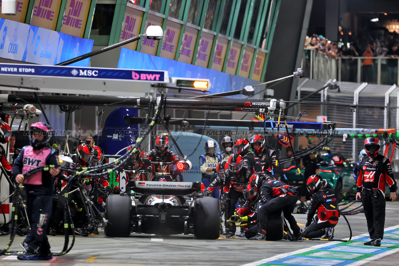 GP SINGAPORE, Oliver Bearman (GBR) Haas VF-25 makes a pit stop.

05.10.2025. Formula 1 World Championship, Rd 18, Singapore Grand Prix, Marina Bay Street Circuit, Singapore, Gara Day.

- www.xpbimages.com, EMail: requests@xpbimages.com © Copyright: Batchelor / XPB Images
