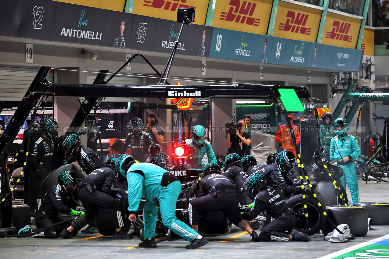 GP SINGAPORE, Andrea Kimi Antonelli (ITA) Mercedes AMG F1 W16 makes a pit stop.

05.10.2025. Formula 1 World Championship, Rd 18, Singapore Grand Prix, Marina Bay Street Circuit, Singapore, Gara Day.

- www.xpbimages.com, EMail: requests@xpbimages.com © Copyright: Batchelor / XPB Images