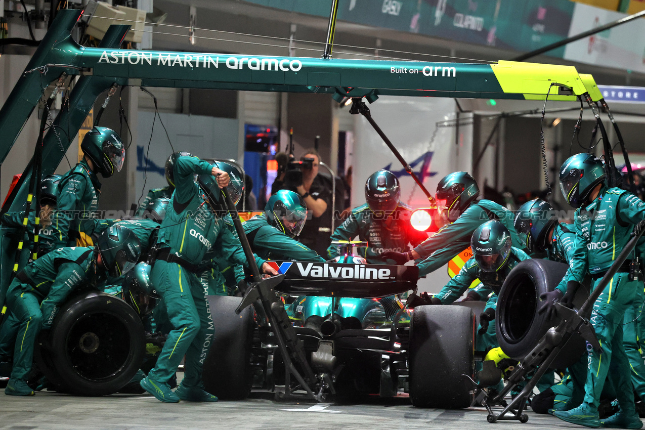 GP SINGAPORE, Fernando Alonso (ESP) Aston Martin F1 Team AMR25 makes a pit stop.

05.10.2025. Formula 1 World Championship, Rd 18, Singapore Grand Prix, Marina Bay Street Circuit, Singapore, Gara Day.

- www.xpbimages.com, EMail: requests@xpbimages.com © Copyright: Batchelor / XPB Images