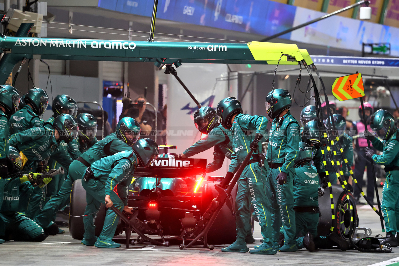 GP SINGAPORE, Fernando Alonso (ESP) Aston Martin F1 Team AMR25 makes a pit stop.

05.10.2025. Formula 1 World Championship, Rd 18, Singapore Grand Prix, Marina Bay Street Circuit, Singapore, Gara Day.

- www.xpbimages.com, EMail: requests@xpbimages.com © Copyright: Batchelor / XPB Images