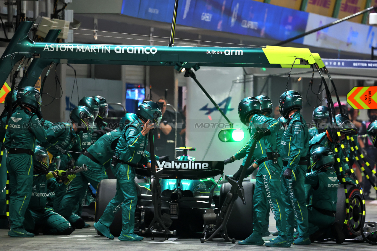 GP SINGAPORE, Fernando Alonso (ESP) Aston Martin F1 Team AMR25 makes a pit stop.

05.10.2025. Formula 1 World Championship, Rd 18, Singapore Grand Prix, Marina Bay Street Circuit, Singapore, Gara Day.

- www.xpbimages.com, EMail: requests@xpbimages.com © Copyright: Batchelor / XPB Images