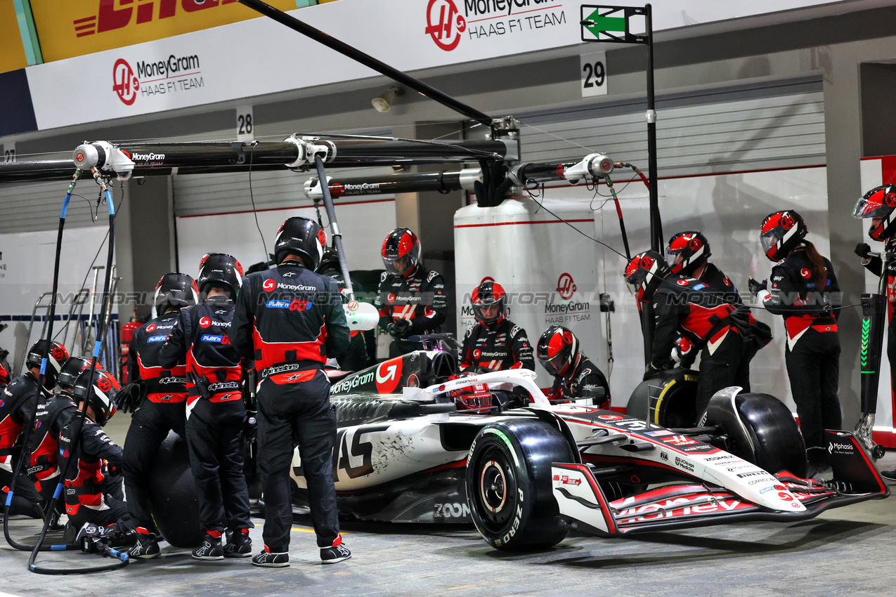 GP SINGAPORE, Esteban Ocon (FRA) Haas VF-25 makes a pit stop.

05.10.2025. Formula 1 World Championship, Rd 18, Singapore Grand Prix, Marina Bay Street Circuit, Singapore, Gara Day.

- www.xpbimages.com, EMail: requests@xpbimages.com © Copyright: Batchelor / XPB Images