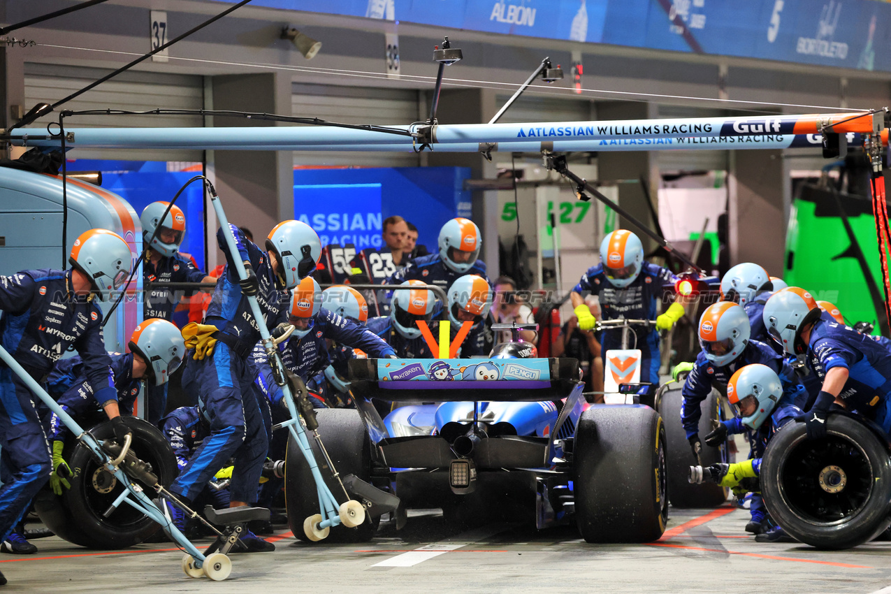 GP SINGAPORE, Alexander Albon (THA) Atlassian Williams Racing FW47 makes a pit stop.

05.10.2025. Formula 1 World Championship, Rd 18, Singapore Grand Prix, Marina Bay Street Circuit, Singapore, Gara Day.

- www.xpbimages.com, EMail: requests@xpbimages.com © Copyright: Batchelor / XPB Images