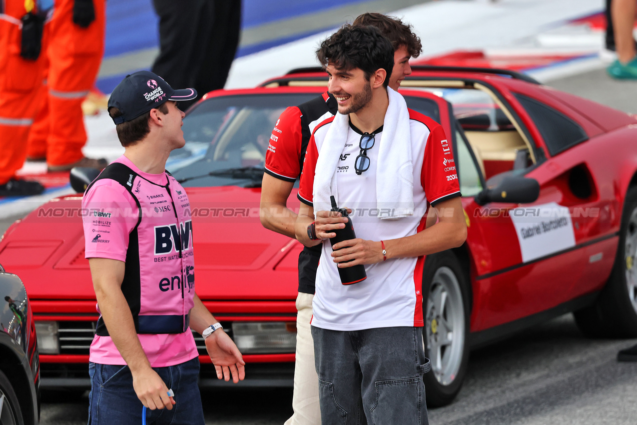 GP SINGAPORE, (L to R): Franco Colapinto (ARG) Alpine F1 Team with Esteban Ocon (FRA) Haas F1 Team on the drivers' parade.

05.10.2025. Formula 1 World Championship, Rd 18, Singapore Grand Prix, Marina Bay Street Circuit, Singapore, Gara Day.

- www.xpbimages.com, EMail: requests@xpbimages.com © Copyright: Batchelor / XPB Images