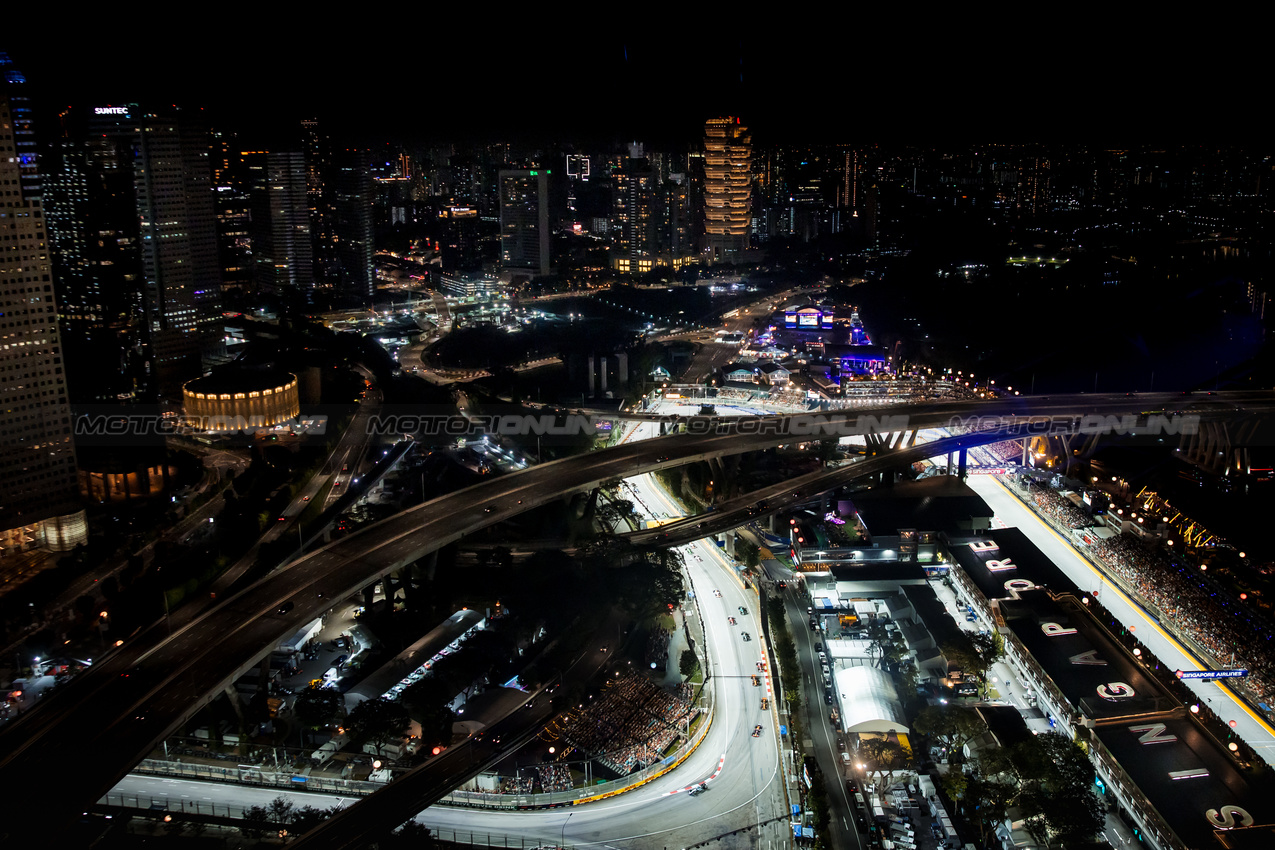 GP SINGAPORE, George Russell (GBR) Mercedes AMG F1 W16 at the partenza of the race.

05.10.2025. Formula 1 World Championship, Rd 18, Singapore Grand Prix, Marina Bay Street Circuit, Singapore, Gara Day.

- www.xpbimages.com, EMail: requests@xpbimages.com © Copyright: Bearne / XPB Images