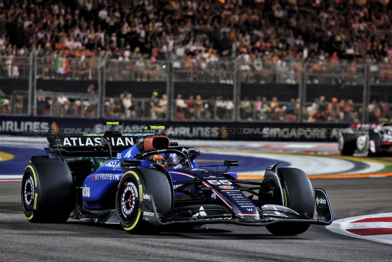 GP SINGAPORE, Carlos Sainz (ESP) Atlassian Williams Racing FW47.

05.10.2025. Formula 1 World Championship, Rd 18, Singapore Grand Prix, Marina Bay Street Circuit, Singapore, Gara Day.

- www.xpbimages.com, EMail: requests@xpbimages.com © Copyright: Moy / XPB Images