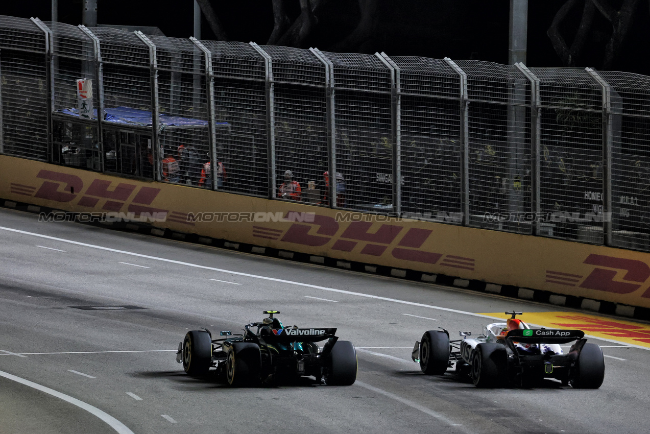 GP SINGAPORE, Isack Hadjar (FRA) Racing Bulls VCARB 02 e Fernando Alonso (ESP) Aston Martin F1 Team AMR25.

05.10.2025. Formula 1 World Championship, Rd 18, Singapore Grand Prix, Marina Bay Street Circuit, Singapore, Gara Day.

- www.xpbimages.com, EMail: requests@xpbimages.com © Copyright: Moy / XPB Images