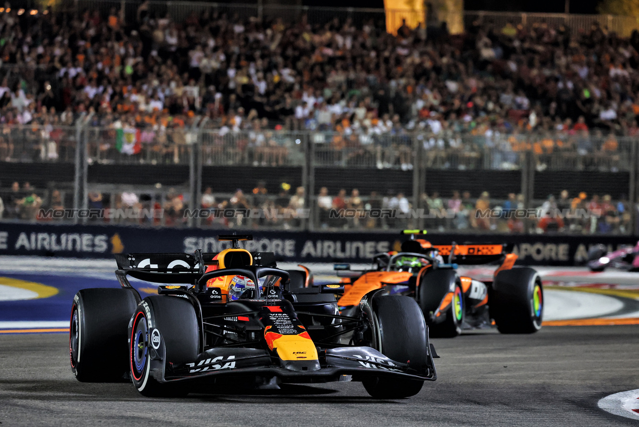 GP SINGAPORE, Max Verstappen (NLD) Red Bull Racing RB21.

05.10.2025. Formula 1 World Championship, Rd 18, Singapore Grand Prix, Marina Bay Street Circuit, Singapore, Gara Day.

- www.xpbimages.com, EMail: requests@xpbimages.com © Copyright: Moy / XPB Images