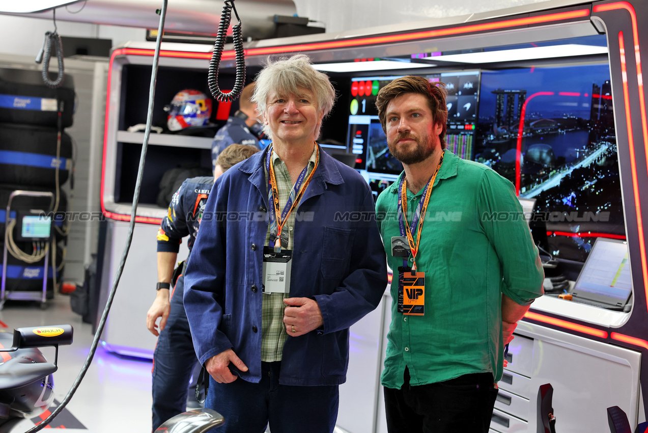 GP SINGAPORE, Neil Finn e Liam Finn - Crowded House - Red Bull Racing guests.

05.10.2025. Formula 1 World Championship, Rd 18, Singapore Grand Prix, Marina Bay Street Circuit, Singapore, Gara Day.

- www.xpbimages.com, EMail: requests@xpbimages.com © Copyright: Moy / XPB Images