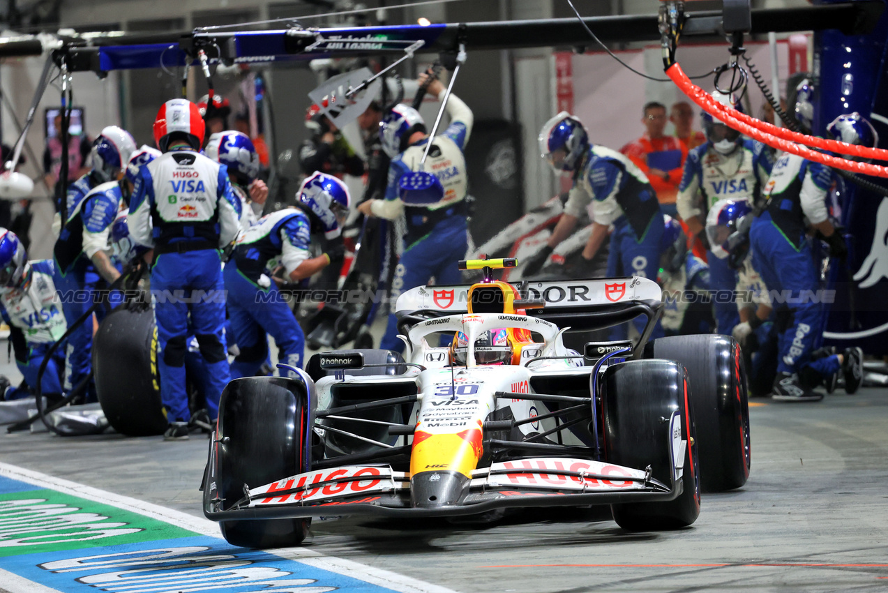 GP SINGAPORE, Liam Lawson (NZL) Racing Bulls VCARB 02 makes a pit stop.

05.10.2025. Formula 1 World Championship, Rd 18, Singapore Grand Prix, Marina Bay Street Circuit, Singapore, Gara Day.

- www.xpbimages.com, EMail: requests@xpbimages.com © Copyright: Batchelor / XPB Images