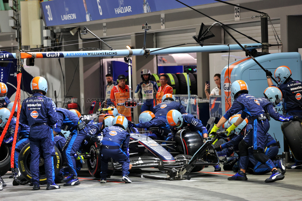 GP SINGAPORE, Carlos Sainz (ESP) Atlassian Williams Racing FW47 makes a pit stop.
05.10.2025. Formula 1 World Championship, Rd 18, Singapore Grand Prix, Marina Bay Street Circuit, Singapore, Gara Day.
- www.xpbimages.com, EMail: requests@xpbimages.com © Copyright: Batchelor / XPB Images