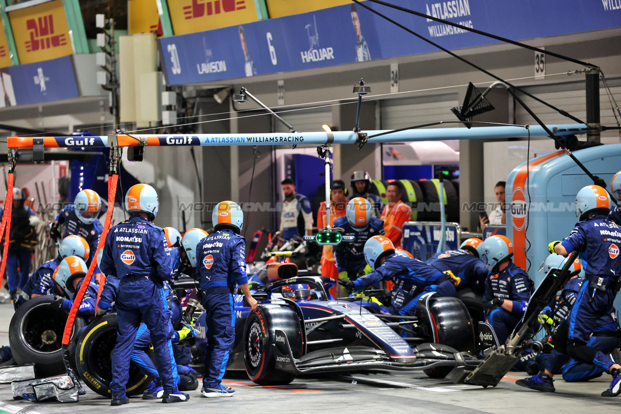 GP SINGAPORE, Carlos Sainz (ESP) Atlassian Williams Racing FW47 makes a pit stop.

05.10.2025. Formula 1 World Championship, Rd 18, Singapore Grand Prix, Marina Bay Street Circuit, Singapore, Gara Day.

- www.xpbimages.com, EMail: requests@xpbimages.com © Copyright: Batchelor / XPB Images