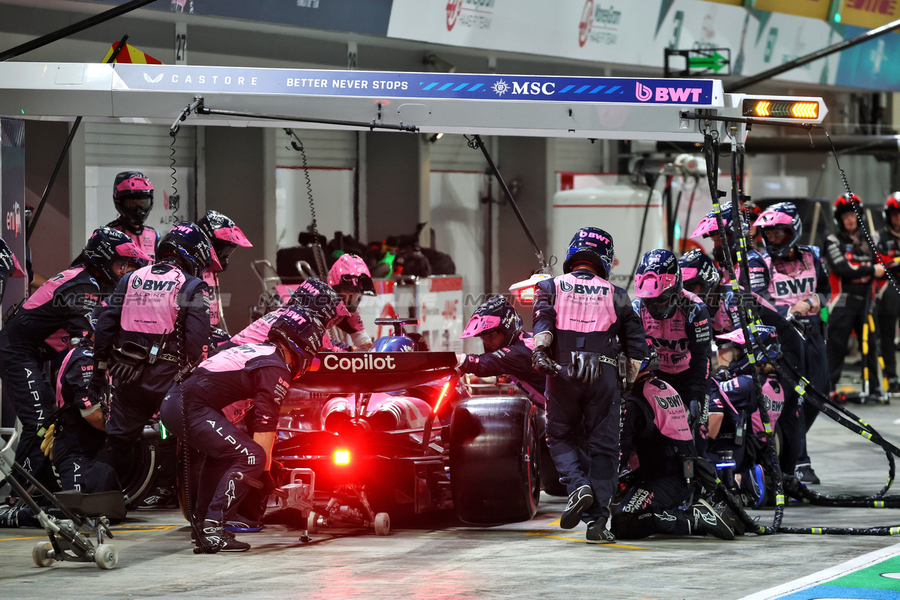 GP SINGAPORE, Pierre Gasly (FRA) Alpine F1 Team A525 makes a pit stop.

05.10.2025. Formula 1 World Championship, Rd 18, Singapore Grand Prix, Marina Bay Street Circuit, Singapore, Gara Day.

- www.xpbimages.com, EMail: requests@xpbimages.com © Copyright: Batchelor / XPB Images