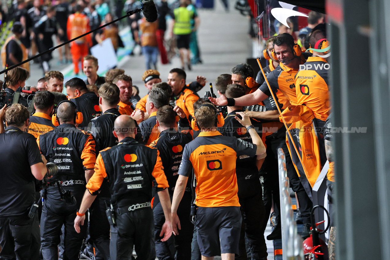 GP SINGAPORE, Zak Brown (USA) McLaren Executive Director celebrates winning the Constructors' Championship with the team.

05.10.2025. Formula 1 World Championship, Rd 18, Singapore Grand Prix, Marina Bay Street Circuit, Singapore, Gara Day.

- www.xpbimages.com, EMail: requests@xpbimages.com © Copyright: Batchelor / XPB Images