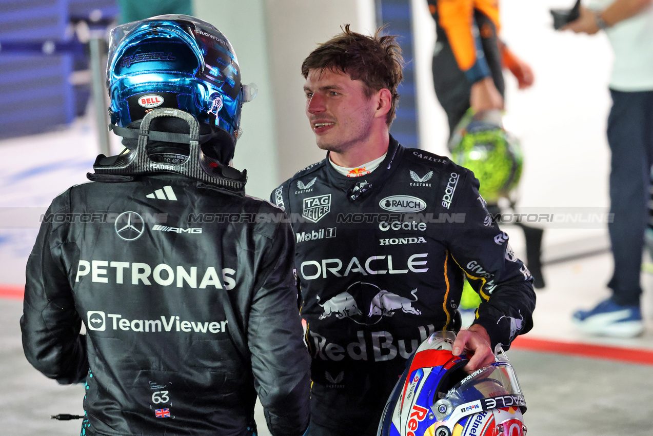 GP SINGAPORE, (L to R): Gara winner George Russell (GBR) Mercedes AMG F1 celebrates in parc ferme with second placed Max Verstappen (NLD) Red Bull Racing.

05.10.2025. Formula 1 World Championship, Rd 18, Singapore Grand Prix, Marina Bay Street Circuit, Singapore, Gara Day.

- www.xpbimages.com, EMail: requests@xpbimages.com © Copyright: Batchelor / XPB Images