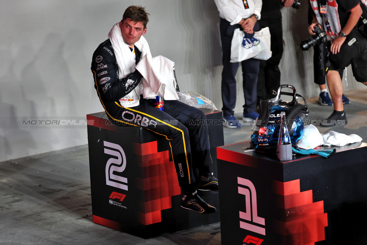 GP SINGAPORE, Third placed Max Verstappen (NLD) Red Bull Racing in parc ferme.

05.10.2025. Formula 1 World Championship, Rd 18, Singapore Grand Prix, Marina Bay Street Circuit, Singapore, Gara Day.

- www.xpbimages.com, EMail: requests@xpbimages.com © Copyright: Batchelor / XPB Images