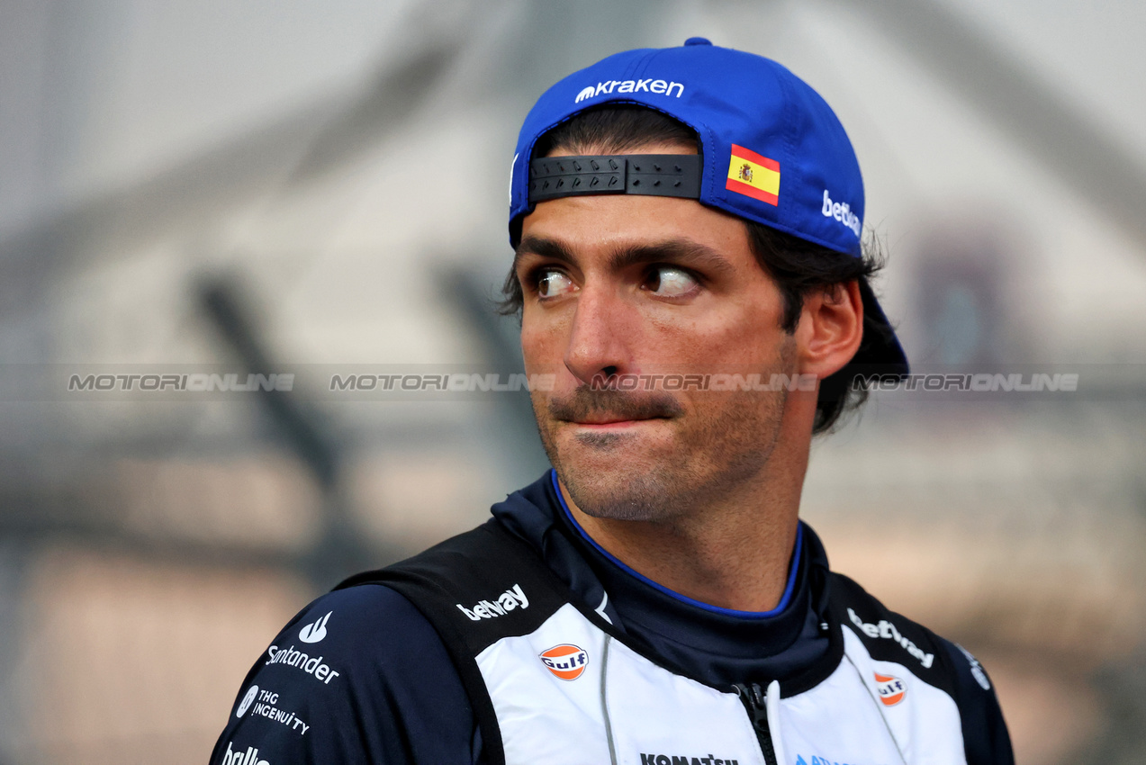 GP SINGAPORE, Carlos Sainz (ESP) Atlassian Williams Racing on the drivers' parade.

05.10.2025. Formula 1 World Championship, Rd 18, Singapore Grand Prix, Marina Bay Street Circuit, Singapore, Gara Day.

- www.xpbimages.com, EMail: requests@xpbimages.com © Copyright: Charniaux / XPB Images