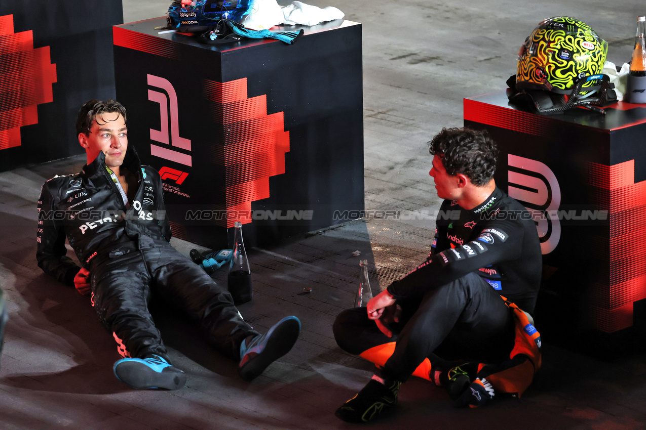 GP SINGAPORE, (L to R): Gara winner George Russell (GBR) Mercedes AMG F1 in parc ferme with third placed Lando Norris (GBR) McLaren.

05.10.2025. Formula 1 World Championship, Rd 18, Singapore Grand Prix, Marina Bay Street Circuit, Singapore, Gara Day.

- www.xpbimages.com, EMail: requests@xpbimages.com © Copyright: Batchelor / XPB Images