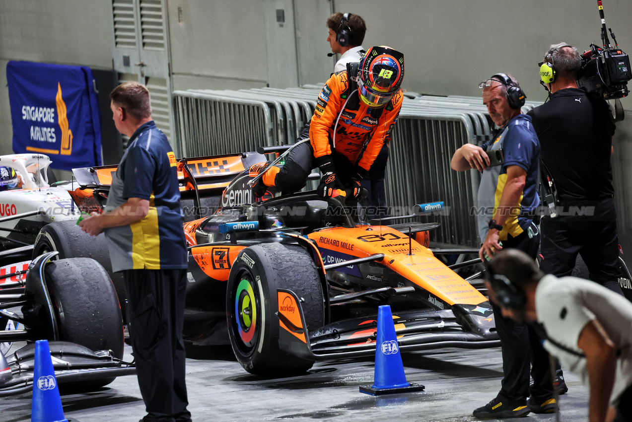 GP SINGAPORE, Oscar Piastri (AUS) McLaren MCL39 in parc ferme.

05.10.2025. Formula 1 World Championship, Rd 18, Singapore Grand Prix, Marina Bay Street Circuit, Singapore, Gara Day.

- www.xpbimages.com, EMail: requests@xpbimages.com © Copyright: Batchelor / XPB Images