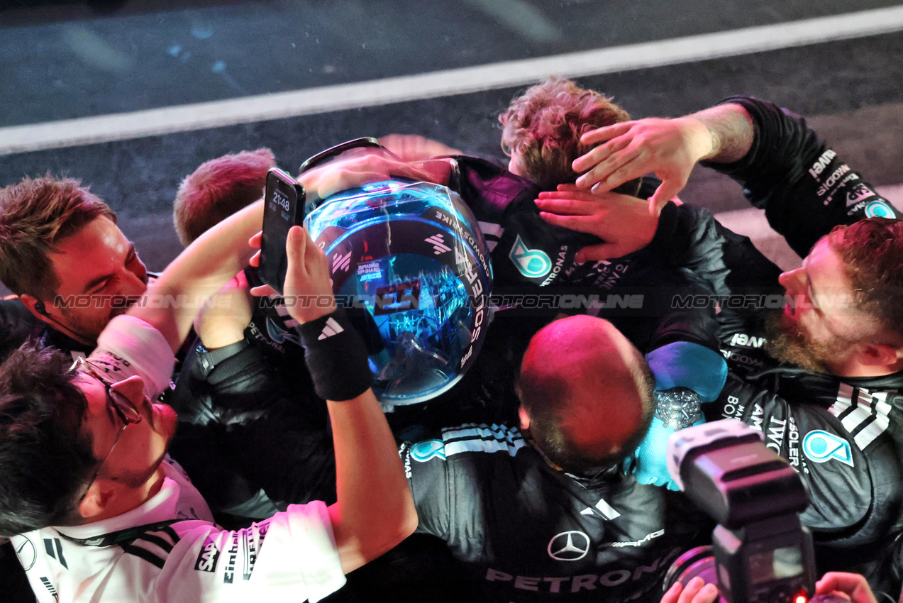 GP SINGAPORE, Gara winner George Russell (GBR) Mercedes AMG F1celebrates in parc ferme with the team.

05.10.2025. Formula 1 World Championship, Rd 18, Singapore Grand Prix, Marina Bay Street Circuit, Singapore, Gara Day.

- www.xpbimages.com, EMail: requests@xpbimages.com © Copyright: Batchelor / XPB Images
