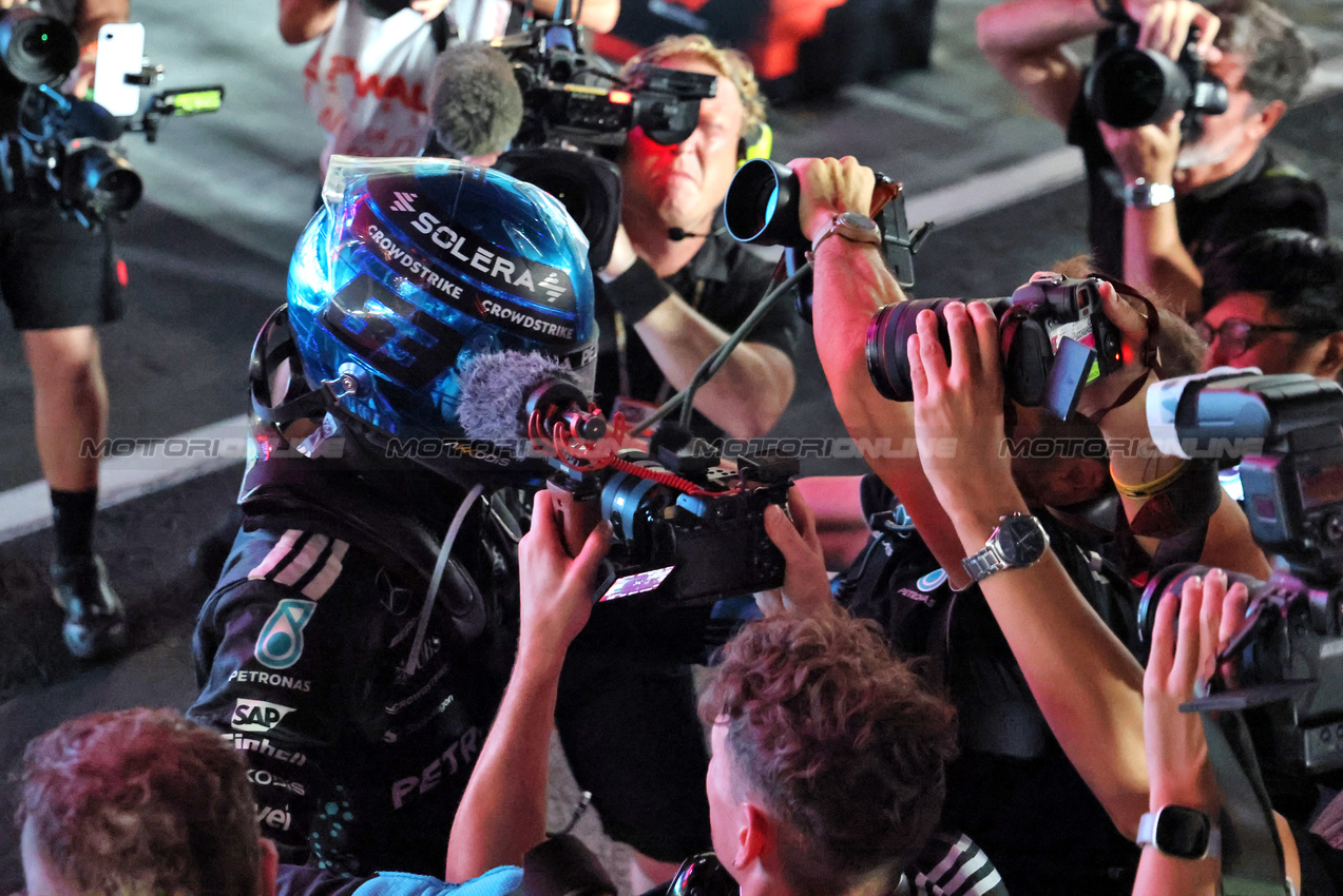 GP SINGAPORE, Gara winner George Russell (GBR) Mercedes AMG F1celebrates in parc ferme with the team.

05.10.2025. Formula 1 World Championship, Rd 18, Singapore Grand Prix, Marina Bay Street Circuit, Singapore, Gara Day.

- www.xpbimages.com, EMail: requests@xpbimages.com © Copyright: Batchelor / XPB Images