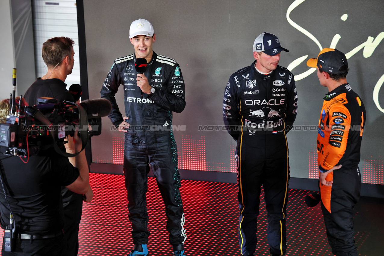 GP SINGAPORE, (L to R): Jenson Button (GBR) Sky Sports F1 Presenter / Atlassian Williams Racing Senior Advisor with vincitore George Russell (GBR) Mercedes AMG F1; Max Verstappen (NLD) Red Bull Racing; e Lando Norris (GBR) McLaren, in parc ferme.

05.10.2025. Formula 1 World Championship, Rd 18, Singapore Grand Prix, Marina Bay Street Circuit, Singapore, Gara Day.

- www.xpbimages.com, EMail: requests@xpbimages.com © Copyright: Batchelor / XPB Images