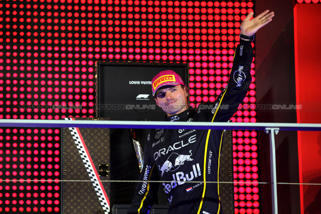 GP SINGAPORE, Max Verstappen (NLD) Red Bull Racing celebrates his second position on the podium.

05.10.2025. Formula 1 World Championship, Rd 18, Singapore Grand Prix, Marina Bay Street Circuit, Singapore, Gara Day.

- www.xpbimages.com, EMail: requests@xpbimages.com © Copyright: Batchelor / XPB Images