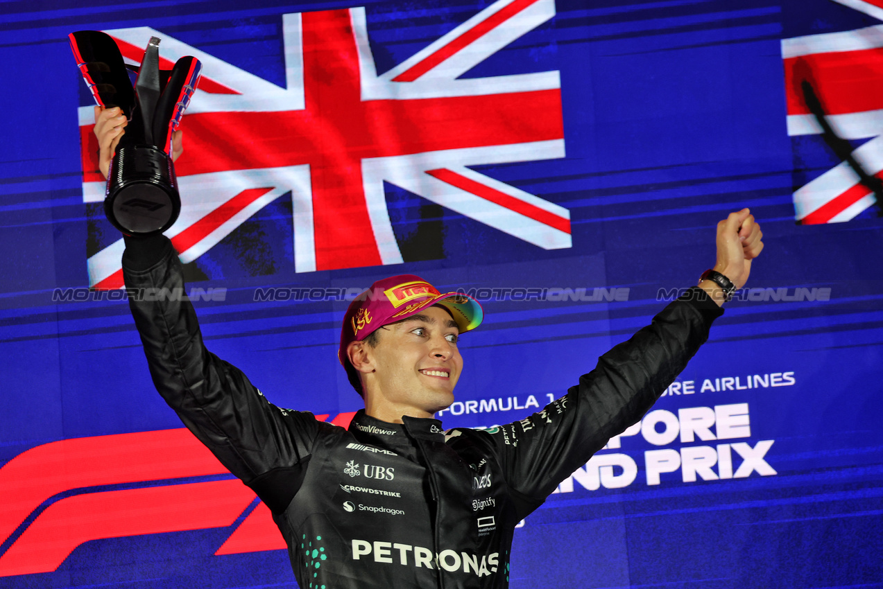 GP SINGAPORE, Gara winner George Russell (GBR) Mercedes AMG F1 celebrates on the podium.

05.10.2025. Formula 1 World Championship, Rd 18, Singapore Grand Prix, Marina Bay Street Circuit, Singapore, Gara Day.

- www.xpbimages.com, EMail: requests@xpbimages.com © Copyright: Batchelor / XPB Images