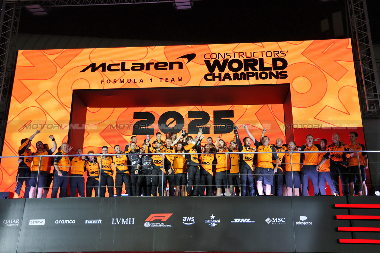 GP SINGAPORE, McLaren celebrates winning the Constructors' Championship on the podium.

05.10.2025. Formula 1 World Championship, Rd 18, Singapore Grand Prix, Marina Bay Street Circuit, Singapore, Gara Day.

- www.xpbimages.com, EMail: requests@xpbimages.com © Copyright: Batchelor / XPB Images