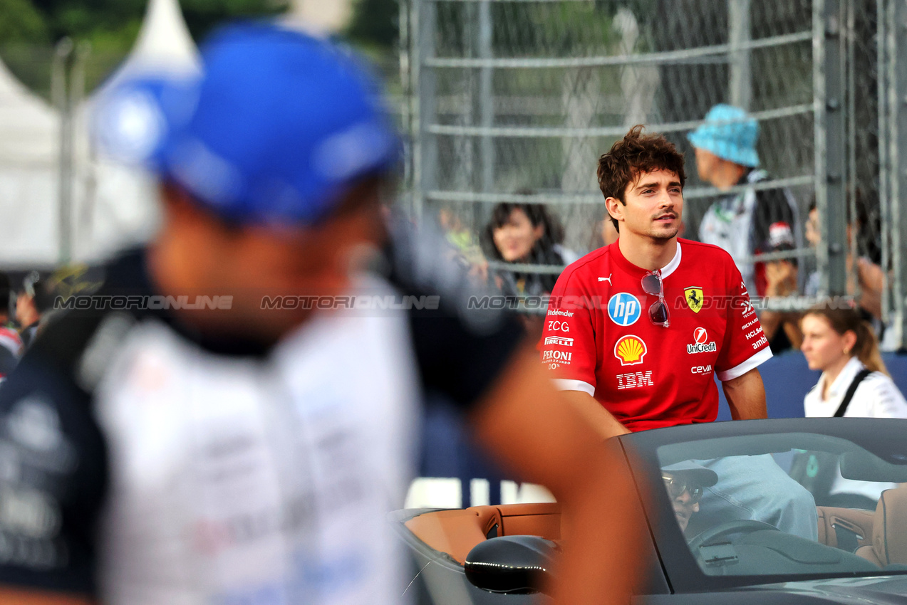 GP SINGAPORE, Charles Leclerc (MON) Ferrari on the drivers' parade.

05.10.2025. Formula 1 World Championship, Rd 18, Singapore Grand Prix, Marina Bay Street Circuit, Singapore, Gara Day.

- www.xpbimages.com, EMail: requests@xpbimages.com © Copyright: Charniaux / XPB Images