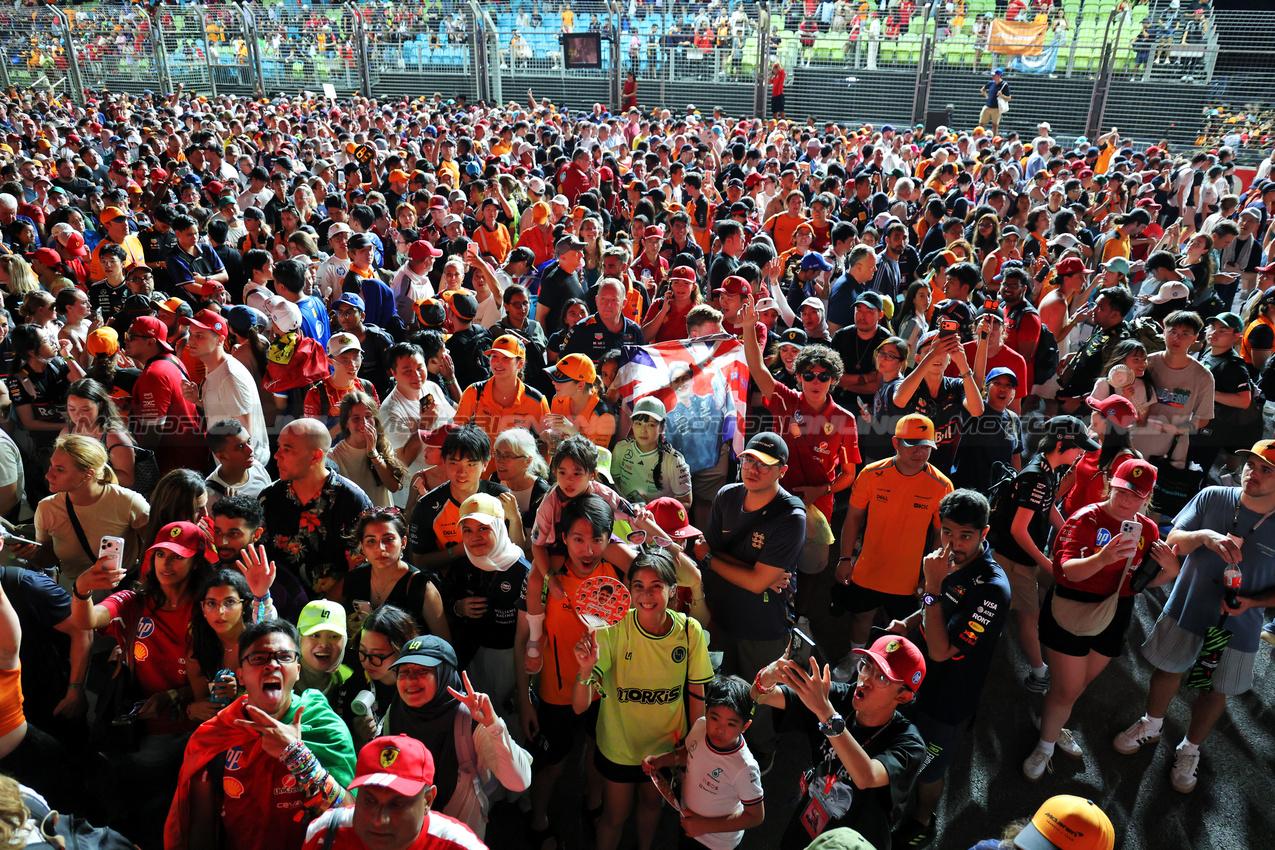 GP SINGAPORE, Circuit Atmosfera - fans at the podium.

05.10.2025. Formula 1 World Championship, Rd 18, Singapore Grand Prix, Marina Bay Street Circuit, Singapore, Gara Day.

- www.xpbimages.com, EMail: requests@xpbimages.com © Copyright: Batchelor / XPB Images