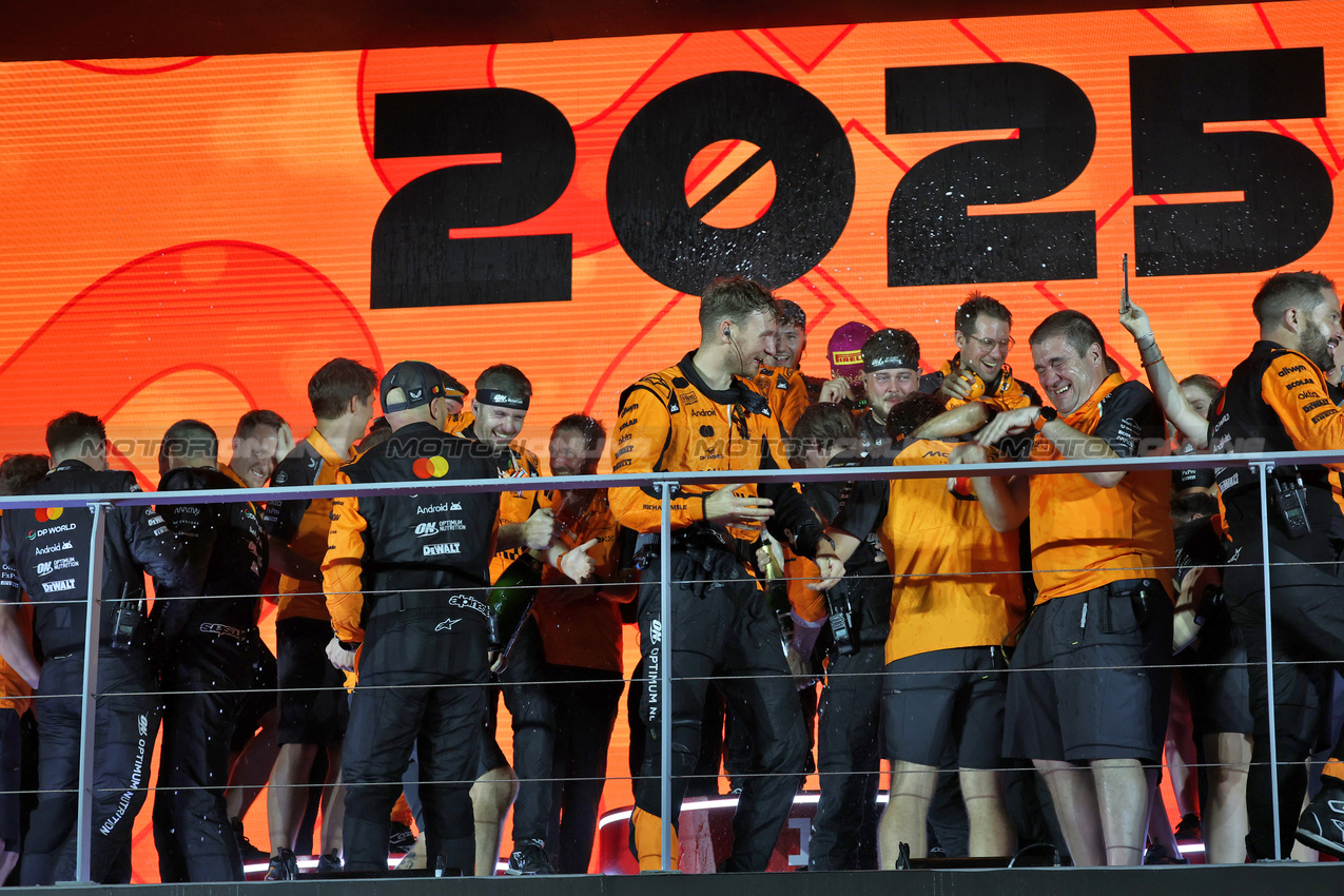 GP SINGAPORE, McLaren celebrates winning the Constructors' Championship on the podium.

05.10.2025. Formula 1 World Championship, Rd 18, Singapore Grand Prix, Marina Bay Street Circuit, Singapore, Gara Day.

- www.xpbimages.com, EMail: requests@xpbimages.com © Copyright: Batchelor / XPB Images