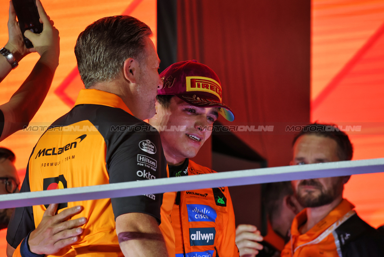 GP SINGAPORE, Zak Brown (USA) McLaren Executive Director celebrates winning the Constructors' Championship on the podium with Lando Norris (GBR) McLaren.

05.10.2025. Formula 1 World Championship, Rd 18, Singapore Grand Prix, Marina Bay Street Circuit, Singapore, Gara Day.

- www.xpbimages.com, EMail: requests@xpbimages.com © Copyright: Batchelor / XPB Images