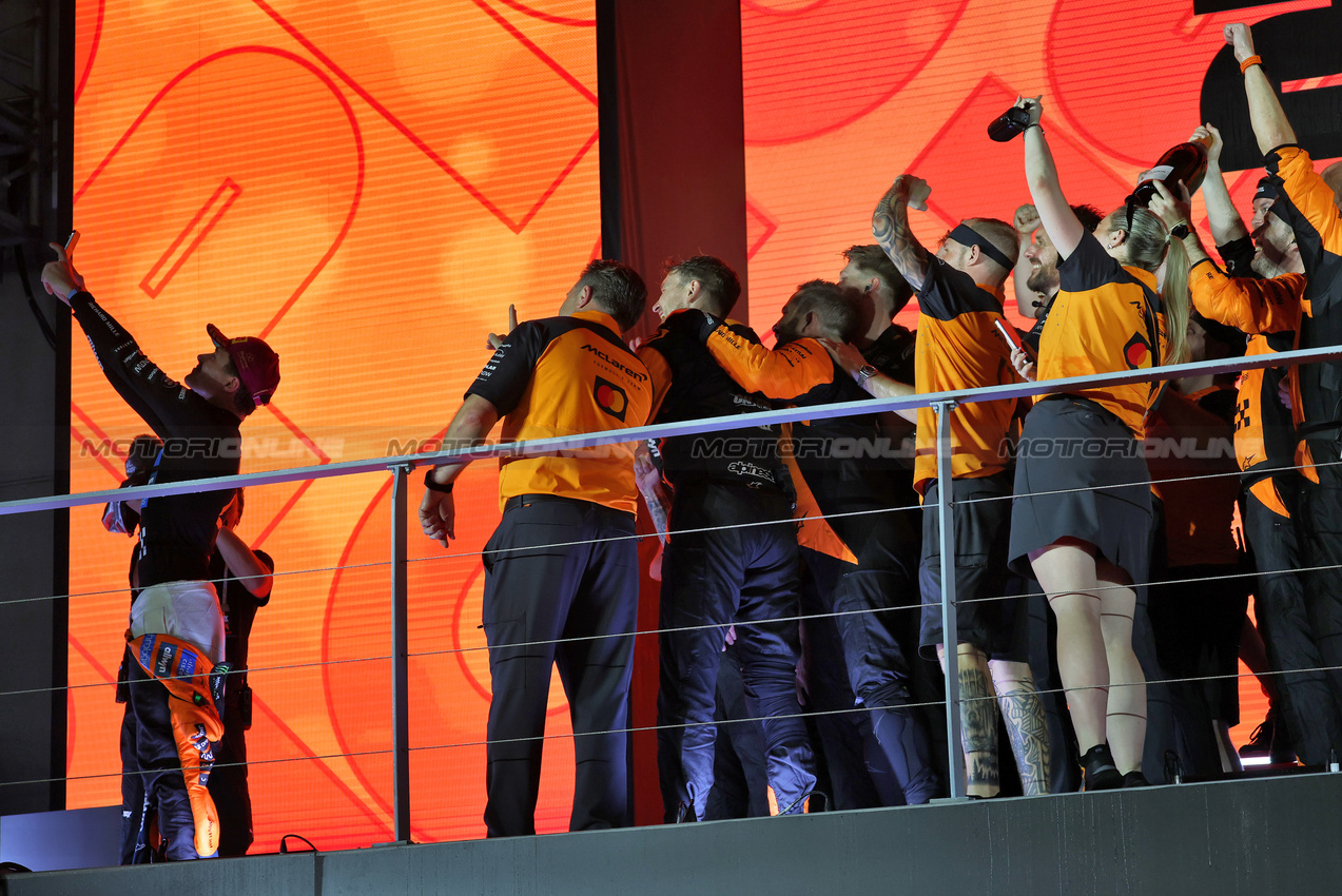 GP SINGAPORE, Zak Brown (USA) McLaren Executive Director celebrates winning the Constructors' Championship on the podium with Lando Norris (GBR) McLaren e the team.

05.10.2025. Formula 1 World Championship, Rd 18, Singapore Grand Prix, Marina Bay Street Circuit, Singapore, Gara Day.

- www.xpbimages.com, EMail: requests@xpbimages.com © Copyright: Batchelor / XPB Images