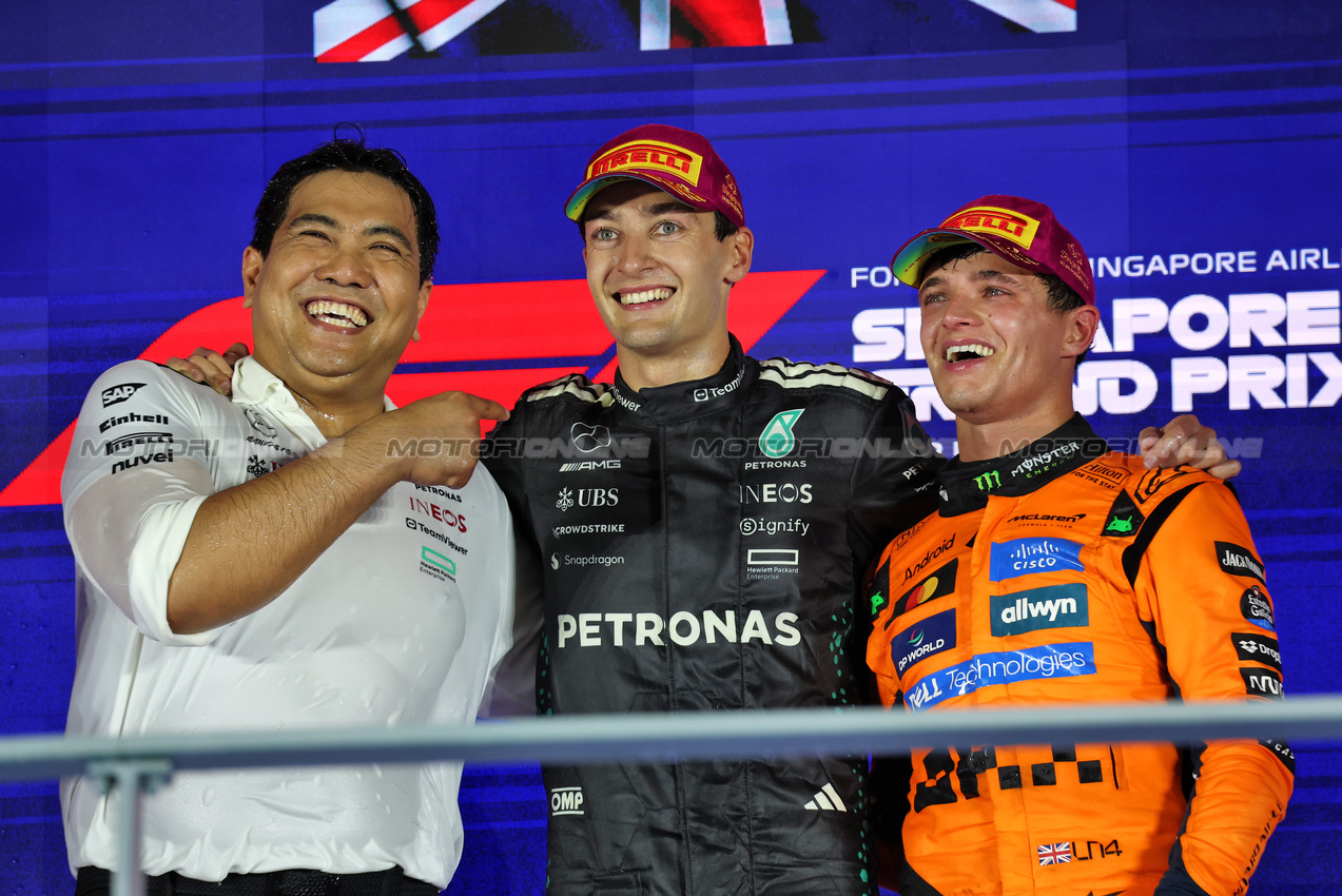 GP SINGAPORE, (L to R): Tengku Muhammad Taufik (MAL) Petronas CEO celebrates on the podium with vincitore George Russell (GBR) Mercedes AMG F1 e third placed Lando Norris (GBR) McLaren.

05.10.2025. Formula 1 World Championship, Rd 18, Singapore Grand Prix, Marina Bay Street Circuit, Singapore, Gara Day.

- www.xpbimages.com, EMail: requests@xpbimages.com © Copyright: Batchelor / XPB Images