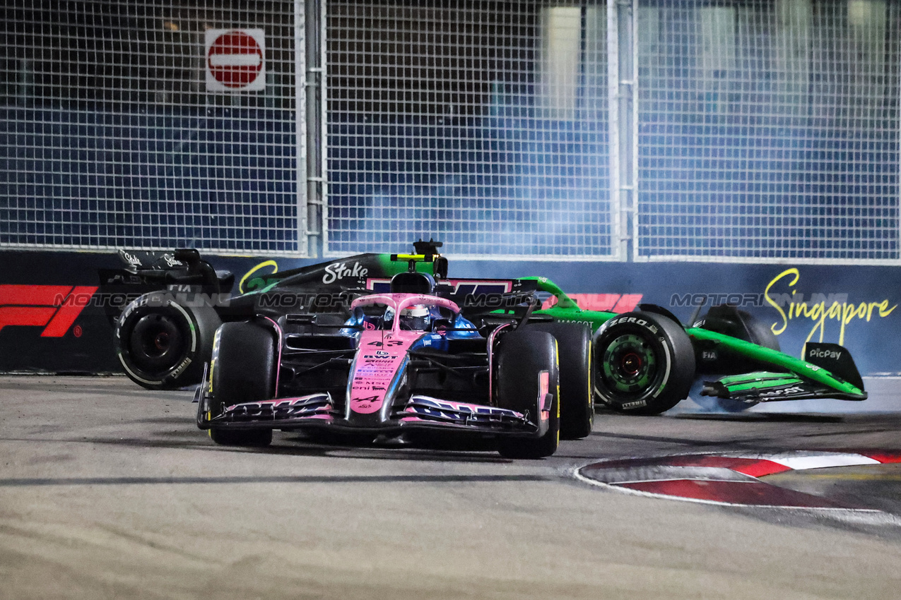 GP SINGAPORE, Franco Colapinto (ARG), Alpine F1 Team e Nico Hulkenberg (GER), Sauber F1 Team 
05.10.2025. Formula 1 World Championship, Rd 18, Singapore Grand Prix, Marina Bay Street Circuit, Singapore, Gara Day.
- www.xpbimages.com, EMail: requests@xpbimages.com © Copyright: Charniaux / XPB Images