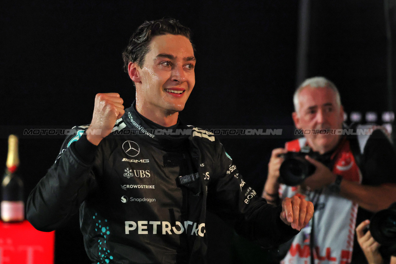 GP SINGAPORE, Gara winner George Russell (GBR) Mercedes AMG F1 celebrates in parc ferme.

05.10.2025. Formula 1 World Championship, Rd 18, Singapore Grand Prix, Marina Bay Street Circuit, Singapore, Gara Day.

- www.xpbimages.com, EMail: requests@xpbimages.com © Copyright: Moy / XPB Images