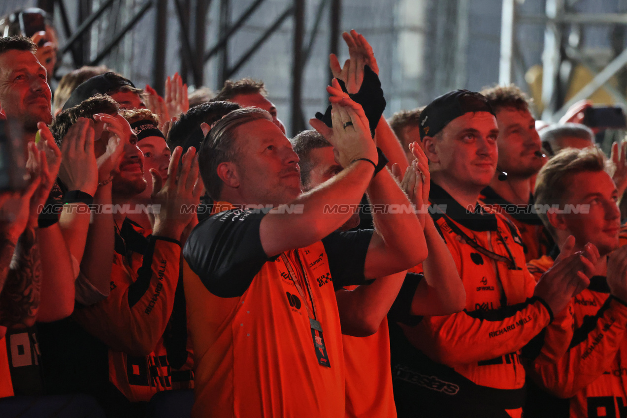 GP SINGAPORE, Zak Brown (USA) McLaren Executive Director celebrates in parc ferme.

05.10.2025. Formula 1 World Championship, Rd 18, Singapore Grand Prix, Marina Bay Street Circuit, Singapore, Gara Day.

- www.xpbimages.com, EMail: requests@xpbimages.com © Copyright: Moy / XPB Images