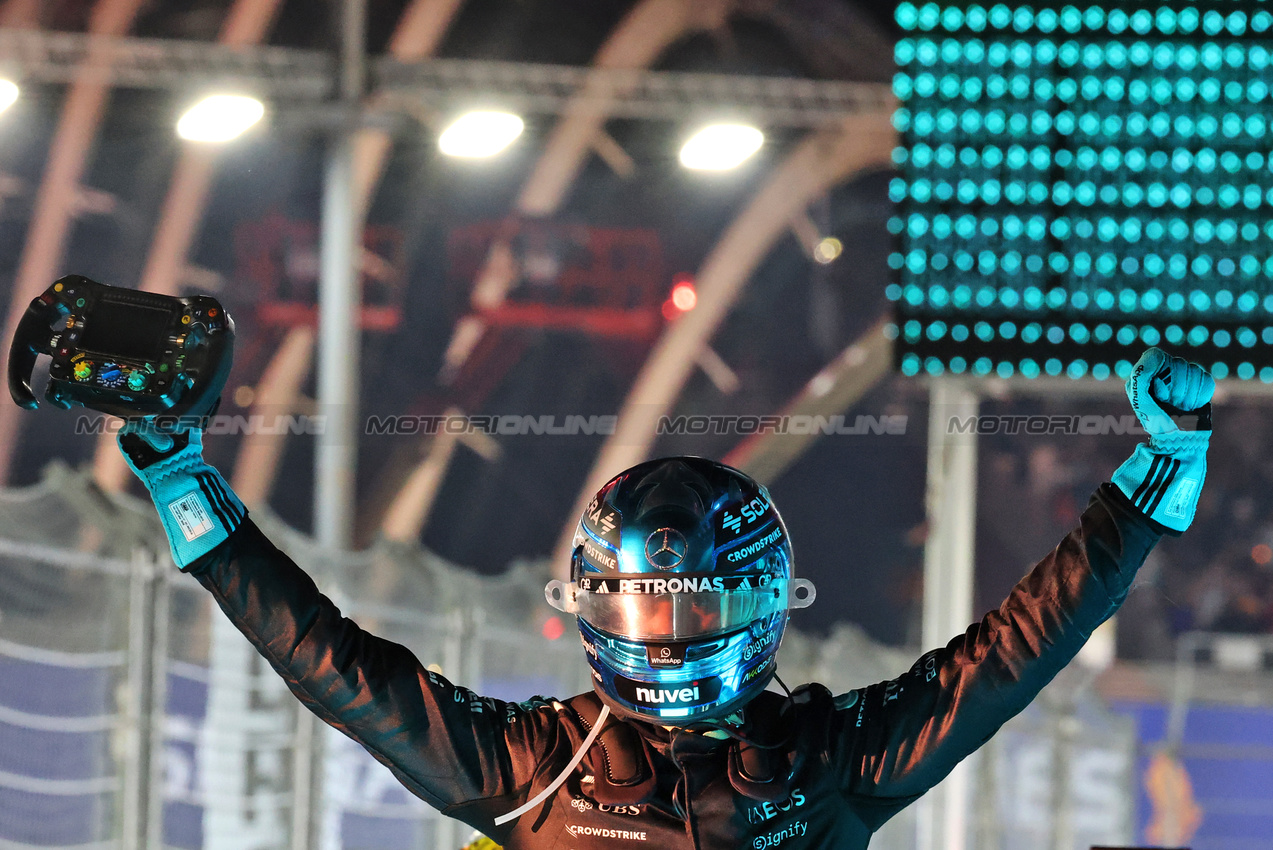 GP SINGAPORE, Gara winner George Russell (GBR) Mercedes AMG F1 celebrates in parc ferme.

05.10.2025. Formula 1 World Championship, Rd 18, Singapore Grand Prix, Marina Bay Street Circuit, Singapore, Gara Day.

- www.xpbimages.com, EMail: requests@xpbimages.com © Copyright: Moy / XPB Images