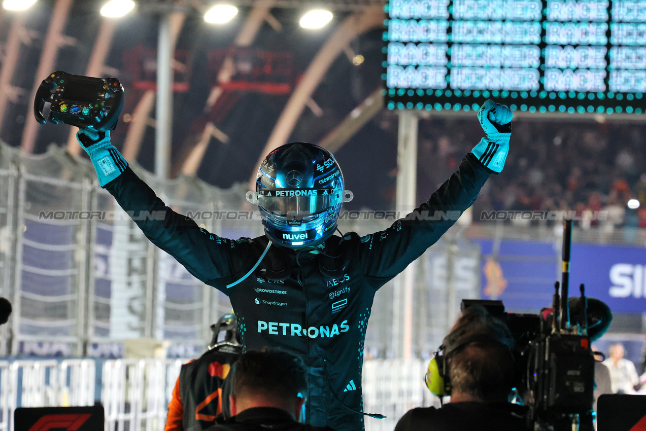 GP SINGAPORE, Gara winner George Russell (GBR) Mercedes AMG F1 celebrates in parc ferme.

05.10.2025. Formula 1 World Championship, Rd 18, Singapore Grand Prix, Marina Bay Street Circuit, Singapore, Gara Day.

- www.xpbimages.com, EMail: requests@xpbimages.com © Copyright: Moy / XPB Images