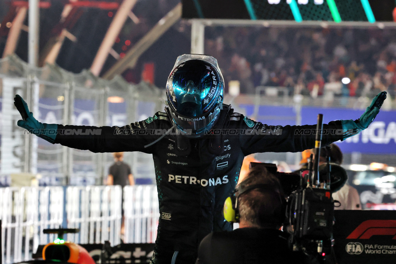 GP SINGAPORE, Gara winner George Russell (GBR) Mercedes AMG F1 celebrates in parc ferme.

05.10.2025. Formula 1 World Championship, Rd 18, Singapore Grand Prix, Marina Bay Street Circuit, Singapore, Gara Day.

- www.xpbimages.com, EMail: requests@xpbimages.com © Copyright: Moy / XPB Images