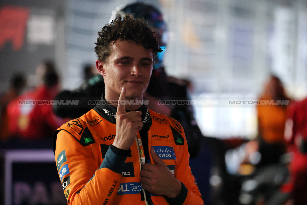 GP SINGAPORE, Third placed Lando Norris (GBR) McLaren celebrates in parc ferme.

05.10.2025. Formula 1 World Championship, Rd 18, Singapore Grand Prix, Marina Bay Street Circuit, Singapore, Gara Day.

- www.xpbimages.com, EMail: requests@xpbimages.com © Copyright: Moy / XPB Images