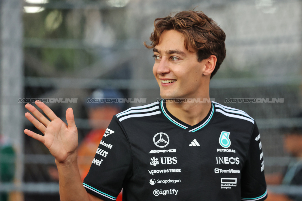 GP SINGAPORE, George Russell (GBR) Mercedes AMG F1 on the drivers' parade.

05.10.2025. Formula 1 World Championship, Rd 18, Singapore Grand Prix, Marina Bay Street Circuit, Singapore, Gara Day.

- www.xpbimages.com, EMail: requests@xpbimages.com © Copyright: Charniaux / XPB Images
