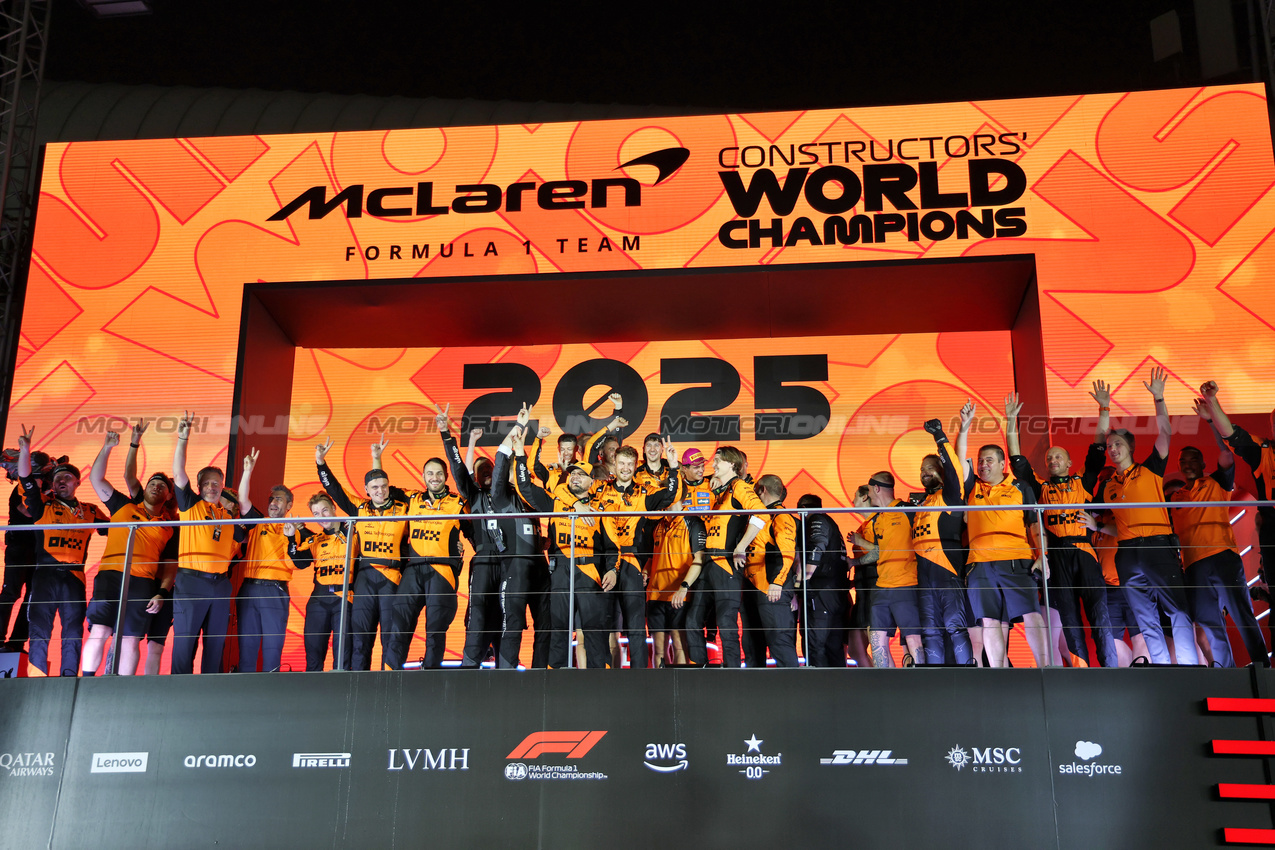 GP SINGAPORE, McLaren celebrates winning the Constructors' Championship on the podium.

05.10.2025. Formula 1 World Championship, Rd 18, Singapore Grand Prix, Marina Bay Street Circuit, Singapore, Gara Day.

- www.xpbimages.com, EMail: requests@xpbimages.com © Copyright: Batchelor / XPB Images