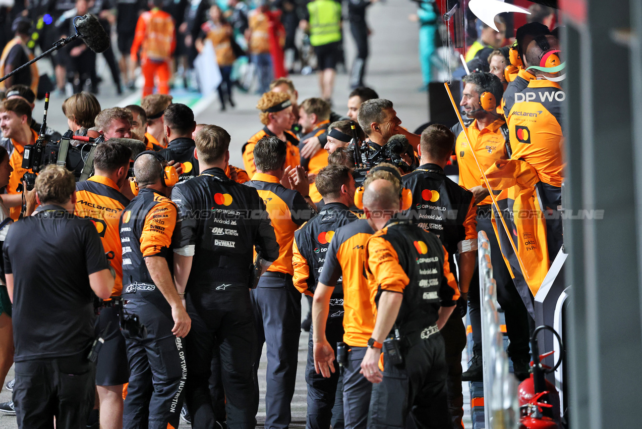 GP SINGAPORE, Andrea Stella (ITA) McLaren Team Principal celebrates winning the Constructors' Championship with the team.

05.10.2025. Formula 1 World Championship, Rd 18, Singapore Grand Prix, Marina Bay Street Circuit, Singapore, Gara Day.

- www.xpbimages.com, EMail: requests@xpbimages.com © Copyright: Batchelor / XPB Images