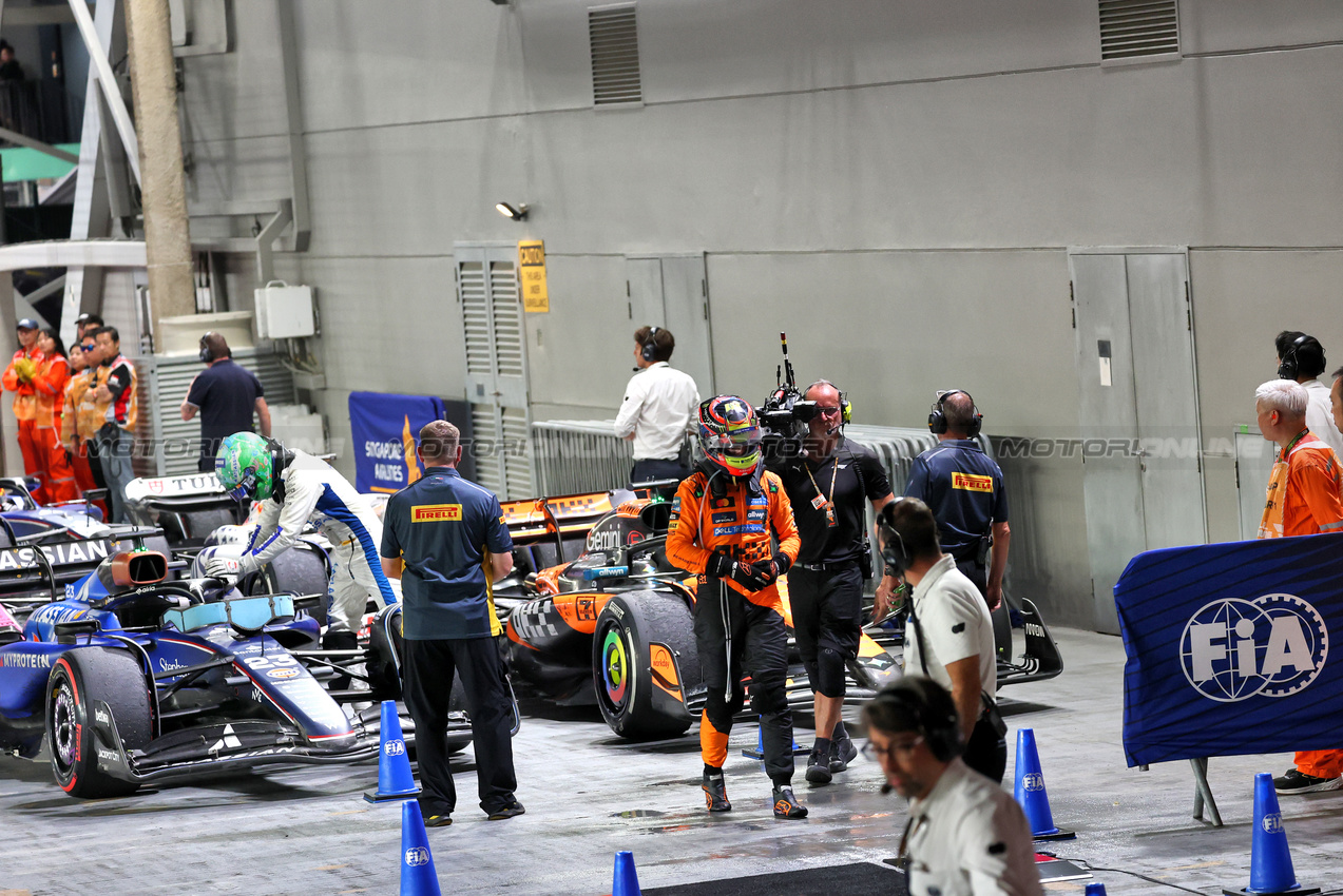 GP SINGAPORE, Oscar Piastri (AUS) McLaren MCL39 in parc ferme.

05.10.2025. Formula 1 World Championship, Rd 18, Singapore Grand Prix, Marina Bay Street Circuit, Singapore, Gara Day.

- www.xpbimages.com, EMail: requests@xpbimages.com © Copyright: Batchelor / XPB Images