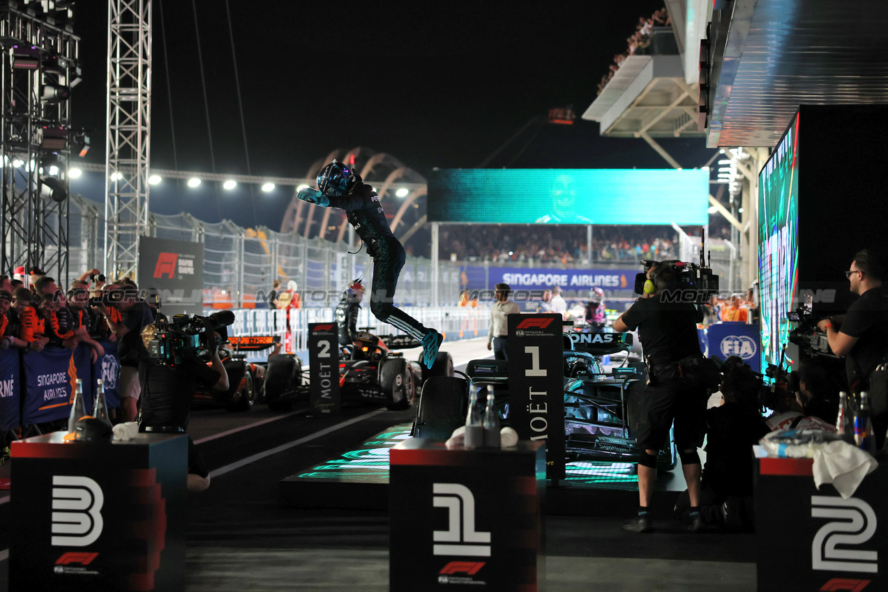 GP SINGAPORE, Gara winner George Russell (GBR) Mercedes AMG F1 W16 celebrates in parc ferme.

05.10.2025. Formula 1 World Championship, Rd 18, Singapore Grand Prix, Marina Bay Street Circuit, Singapore, Gara Day.

- www.xpbimages.com, EMail: requests@xpbimages.com © Copyright: Moy / XPB Images