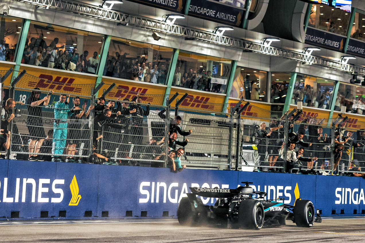 GP SINGAPORE, Gara winner George Russell (GBR) Mercedes AMG F1 W16 celebrates as he passes the team at the end of the race.

05.10.2025. Formula 1 World Championship, Rd 18, Singapore Grand Prix, Marina Bay Street Circuit, Singapore, Gara Day.

- www.xpbimages.com, EMail: requests@xpbimages.com © Copyright: Bearne / XPB Images