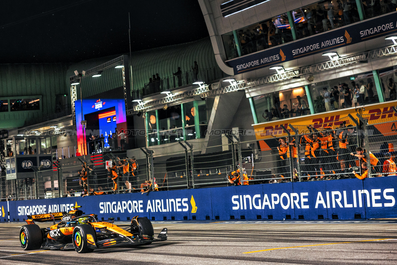 GP SINGAPORE, Third placed Lando Norris (GBR) McLaren MCL39 passes the team at the end of the race.
05.10.2025. Formula 1 World Championship, Rd 18, Singapore Grand Prix, Marina Bay Street Circuit, Singapore, Gara Day.
- www.xpbimages.com, EMail: requests@xpbimages.com © Copyright: Bearne / XPB Images