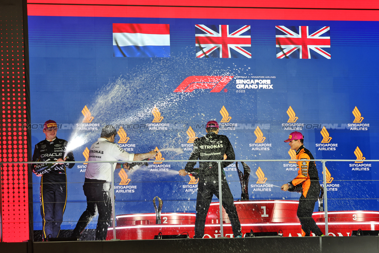 GP SINGAPORE, The podium (L to R):Max Verstappen (NLD) Red Bull Racing, second; Tengku Muhammad Taufik (MAL) Petronas CEO; George Russell (GBR) Mercedes AMG F1, vincitore; Lando Norris (GBR) McLaren, third.

05.10.2025. Formula 1 World Championship, Rd 18, Singapore Grand Prix, Marina Bay Street Circuit, Singapore, Gara Day.

- www.xpbimages.com, EMail: requests@xpbimages.com © Copyright: Bearne / XPB Images